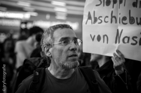 Demonstration am Flughafen gegen Abschiebungen